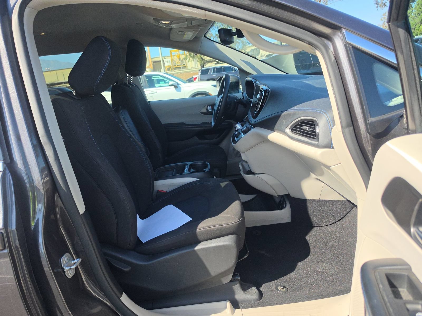 Used 2021 Chrysler Pacifica Touring FWD image 12