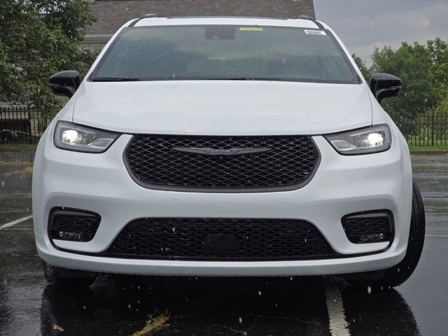 New 2025 Chrysler Pacifica Select w/ Fav Edition Package image 2