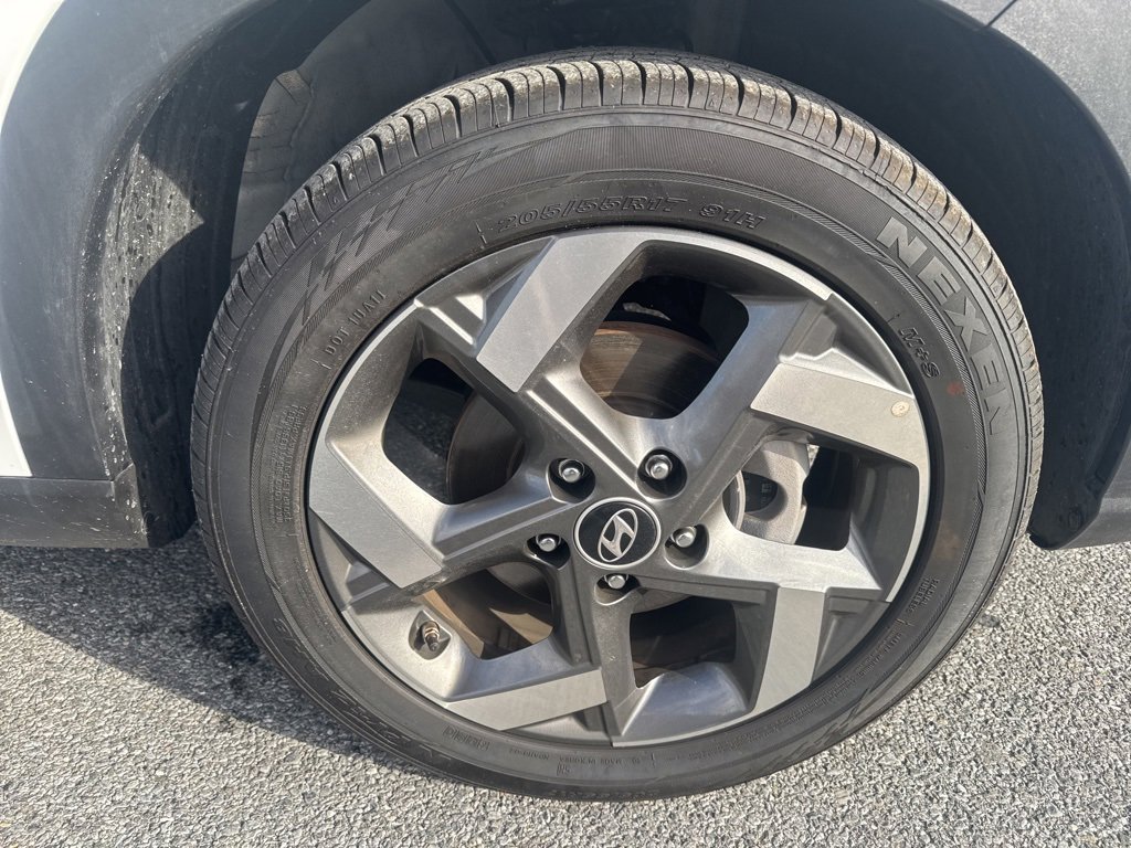 Used 2025 Hyundai Venue SEL image 13