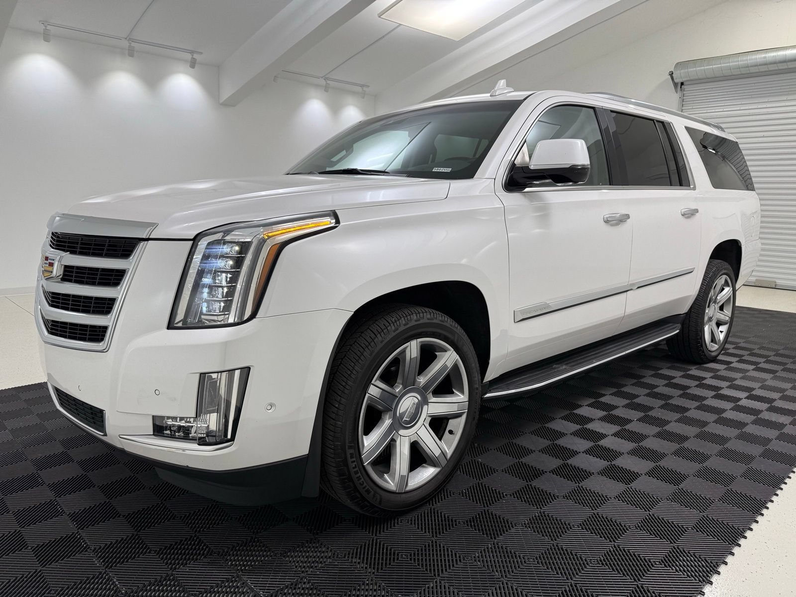 Used 2019 Cadillac Escalade ESV Luxury AWD/4WD image 3