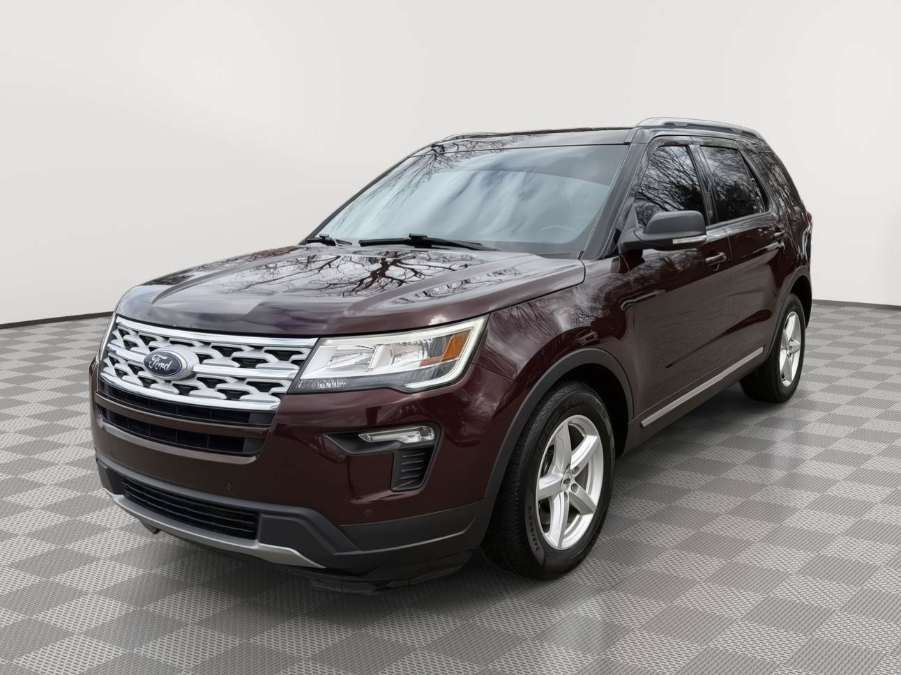 Used 2019 Ford Explorer XLT w/ Equipment Group 202A FWD image 3