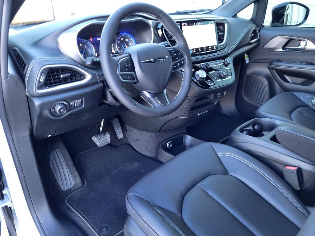 New 2026 Chrysler Pacifica Select image 11