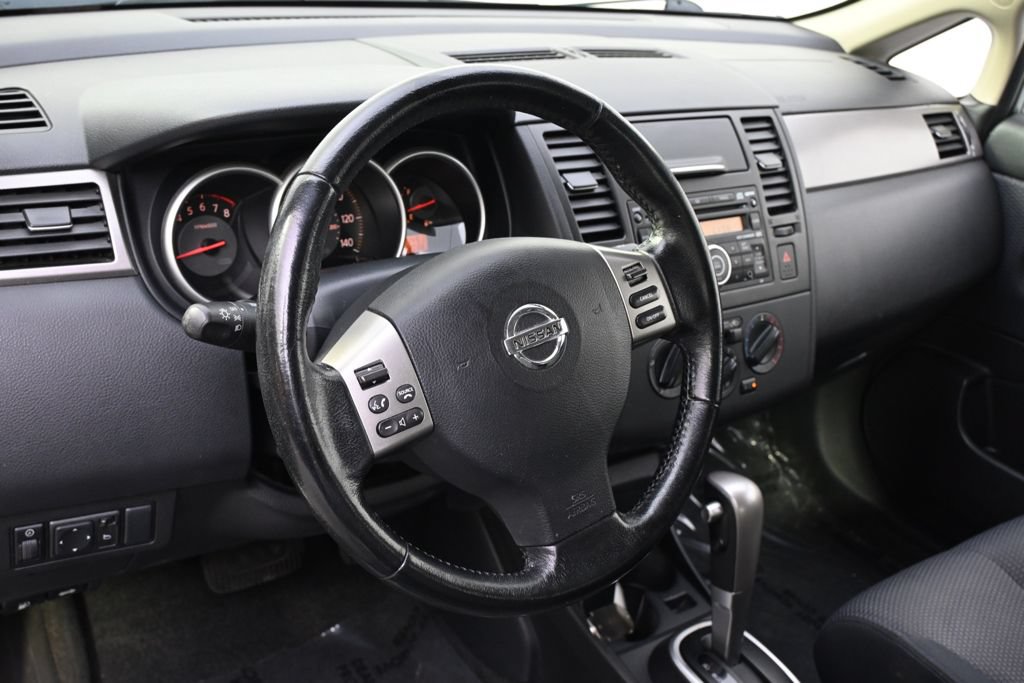 Used 2008 Nissan Versa Hatchback w/ Convenience Pkg FWD image 9