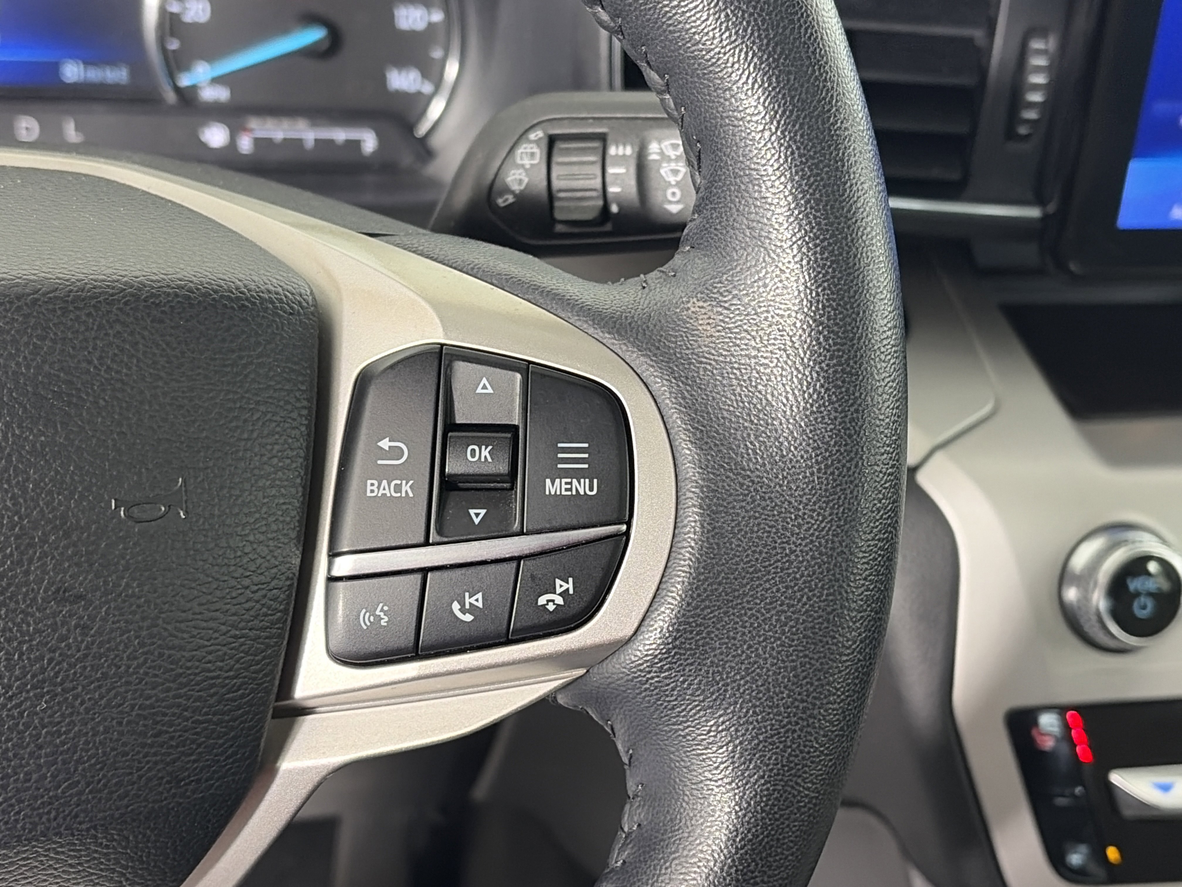 Used 2023 Ford Explorer XLT w/ Equipment Group 202A AWD/4WD image 32