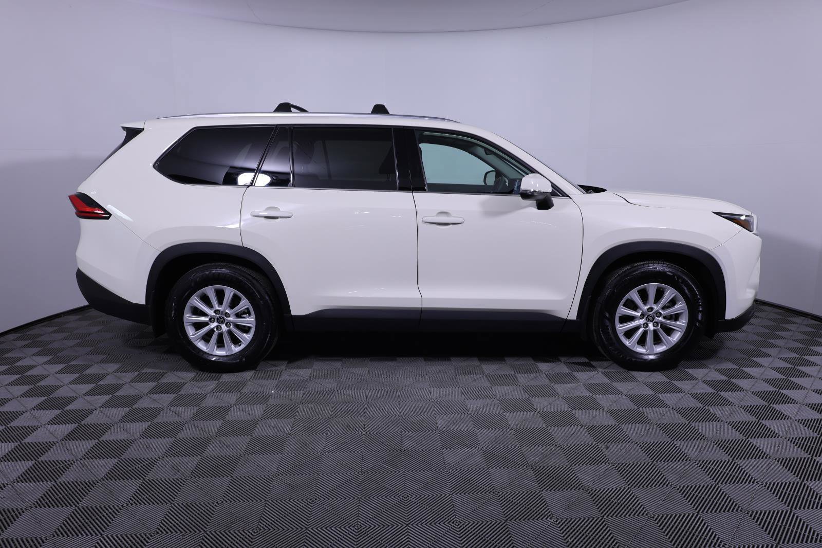 Used 2024 Toyota Grand Highlander XLE image 4