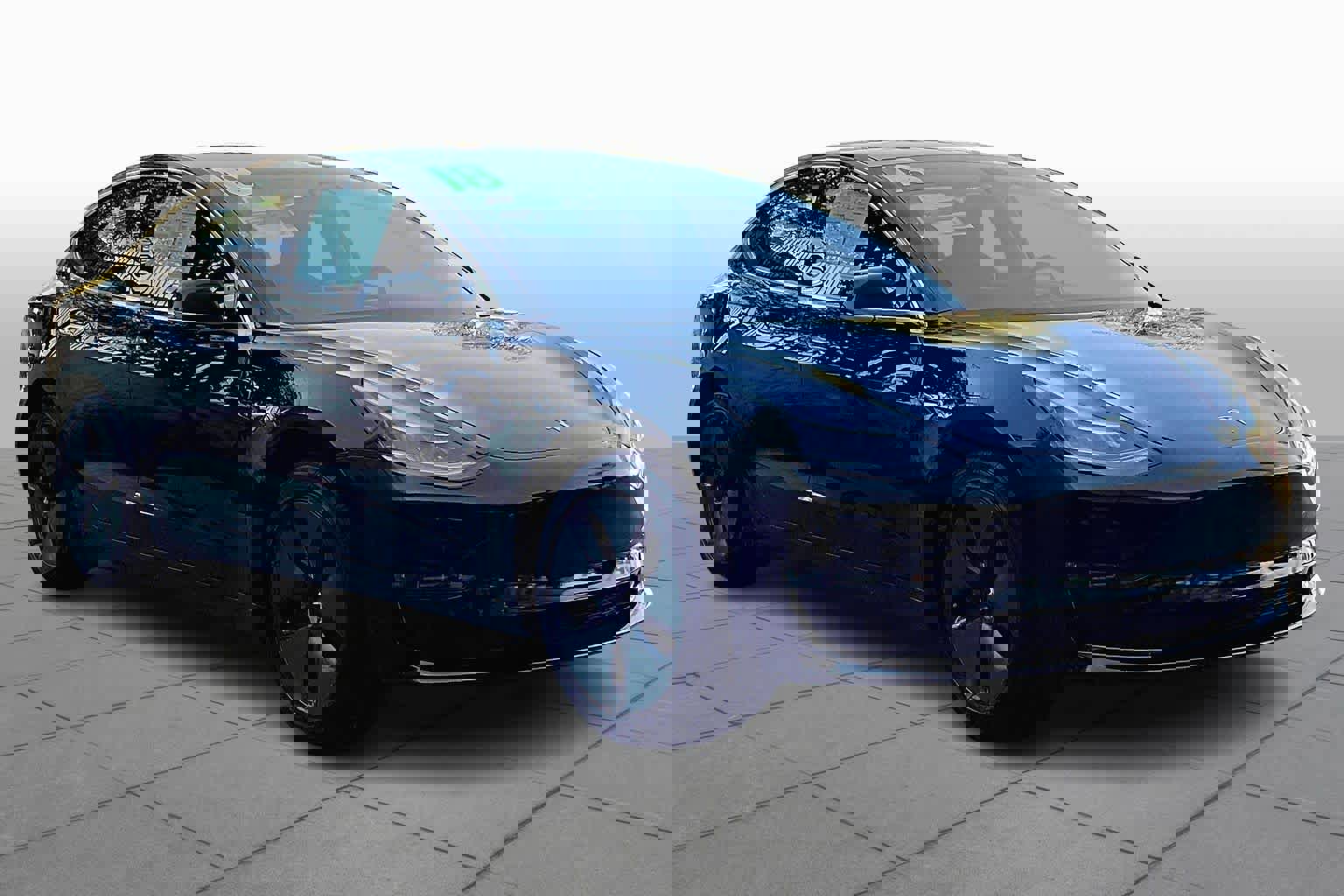 Used 2018 Tesla Model 3 Mid Range image 2