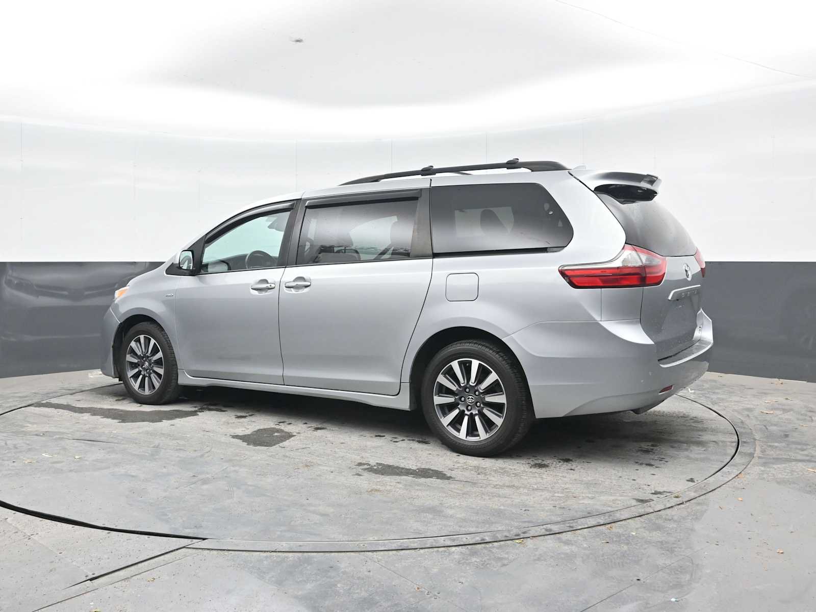 Used 2020 Toyota Sienna XLE w/ XLE Navigation Package AWD/4WD image 2