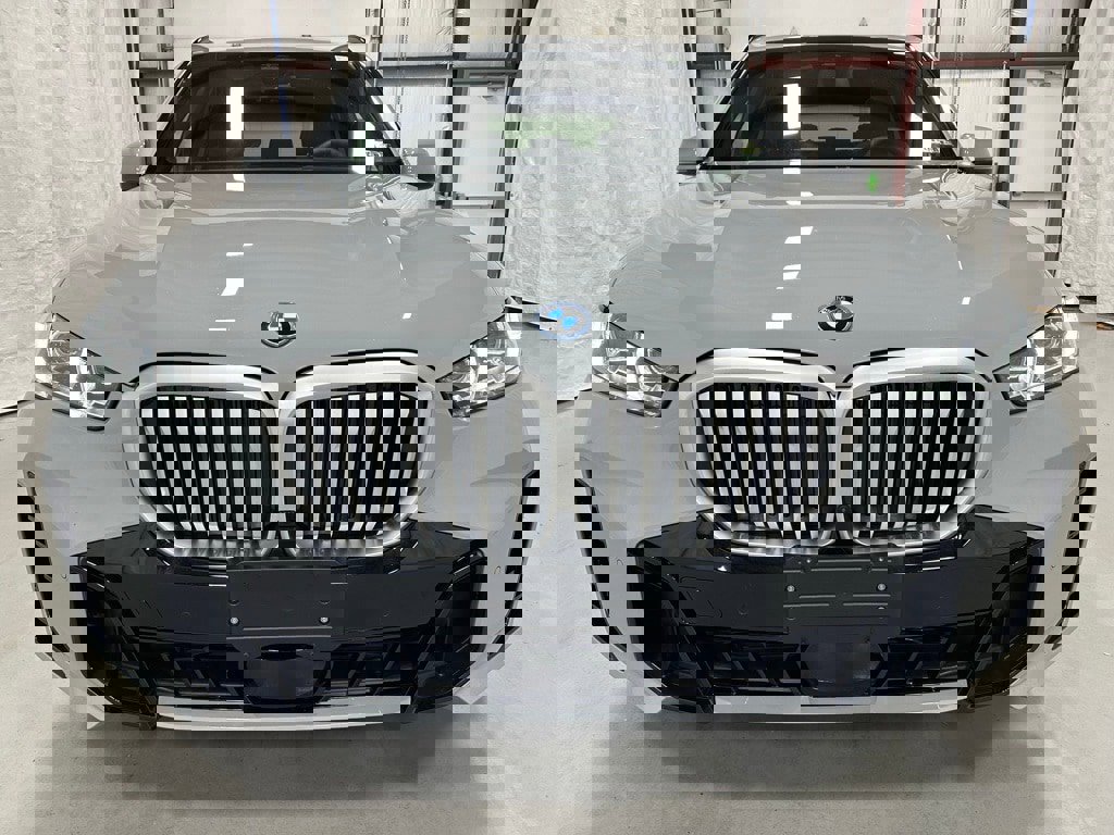 Used 2026 BMW X5 xDrive50e image 2