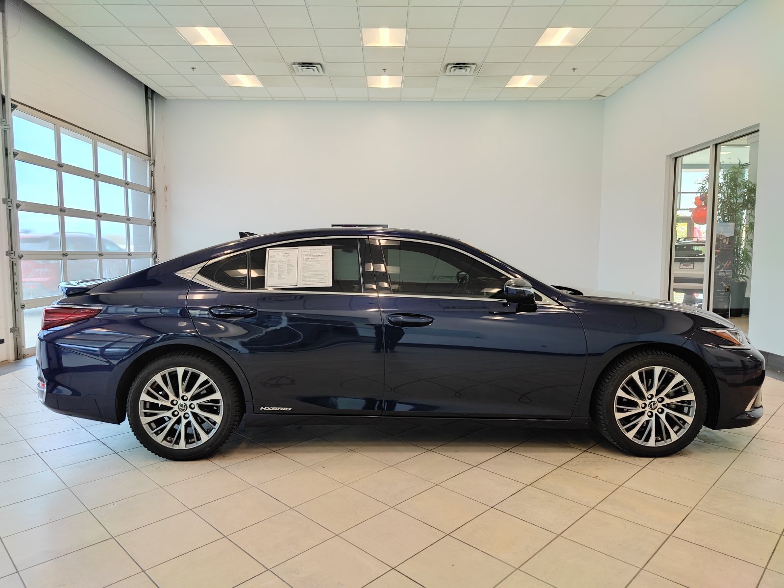 Used 2019 Lexus ES 300h w/ Premium Package FWD image 17