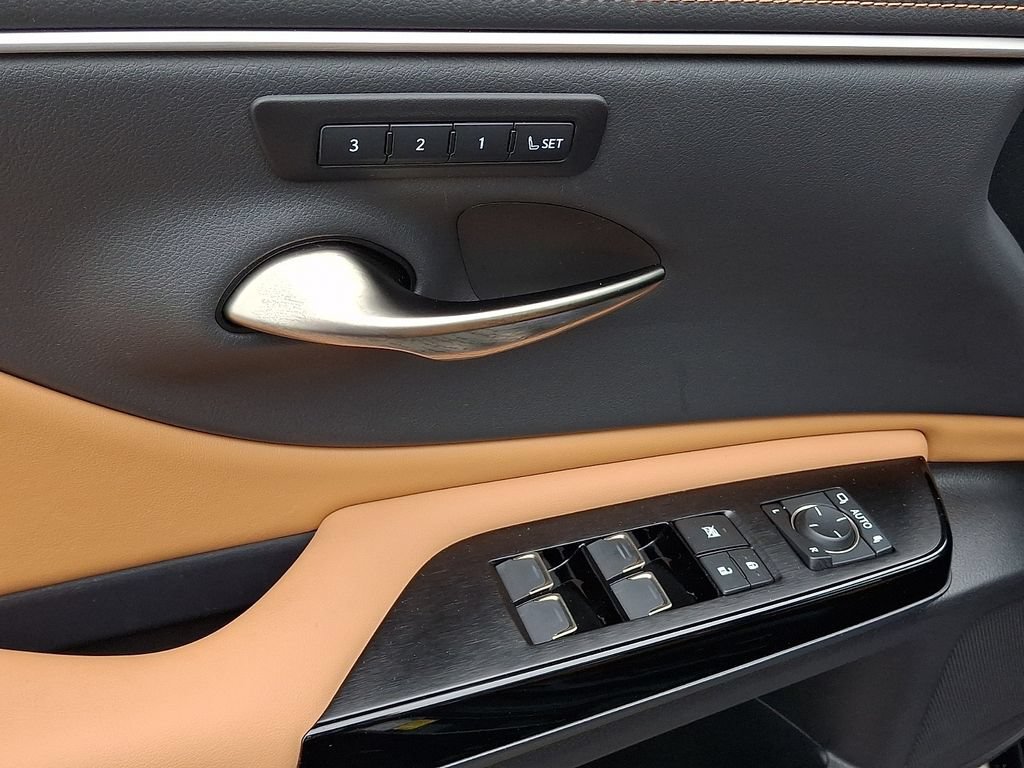 Certified 2025 Lexus ES 300h w/ Premium Package FWD image 14