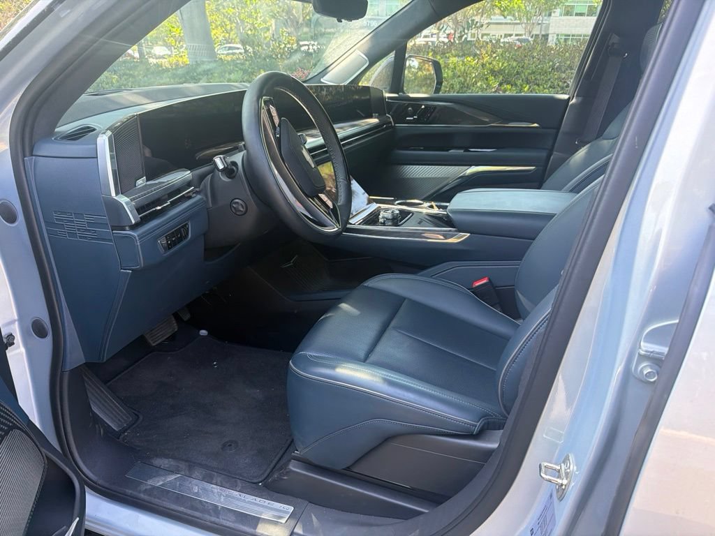 Used 2025 Cadillac Escalade IQ Sport 2 w/ LPO, ONYX Package AWD/4WD image 7