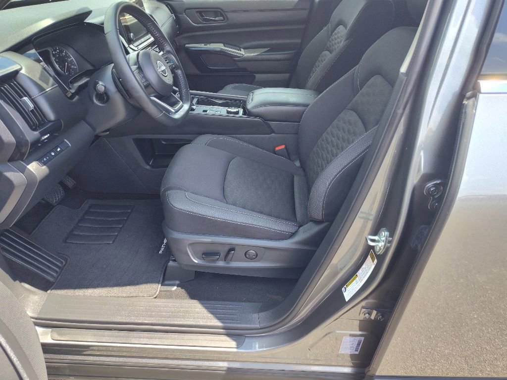 Used 2025 Nissan Pathfinder SV image 11