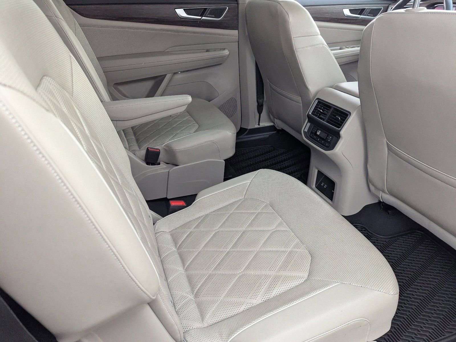 Used 2024 Volkswagen Atlas SEL Premium R-Line image 14