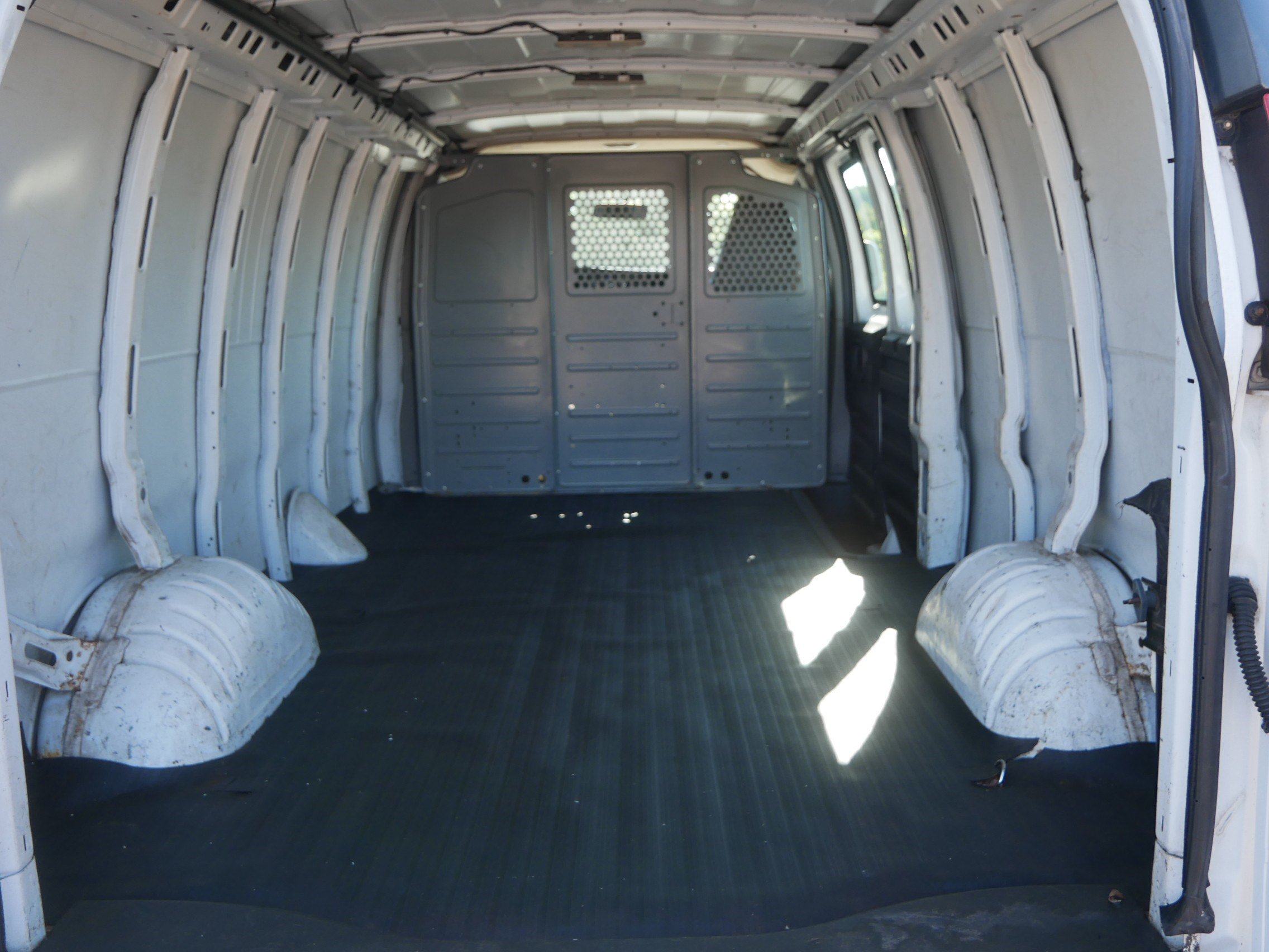 Used 2016 Chevrolet Express 3500 Extended RWD image 19