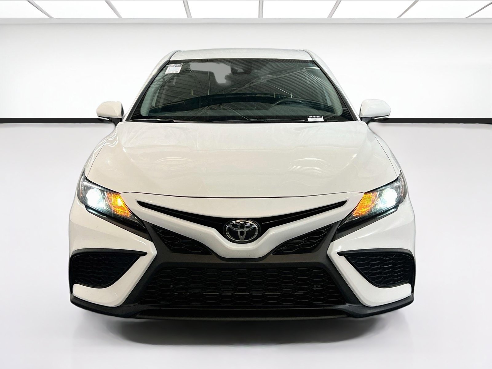 Used 2023 Toyota Camry SE FWD image 2