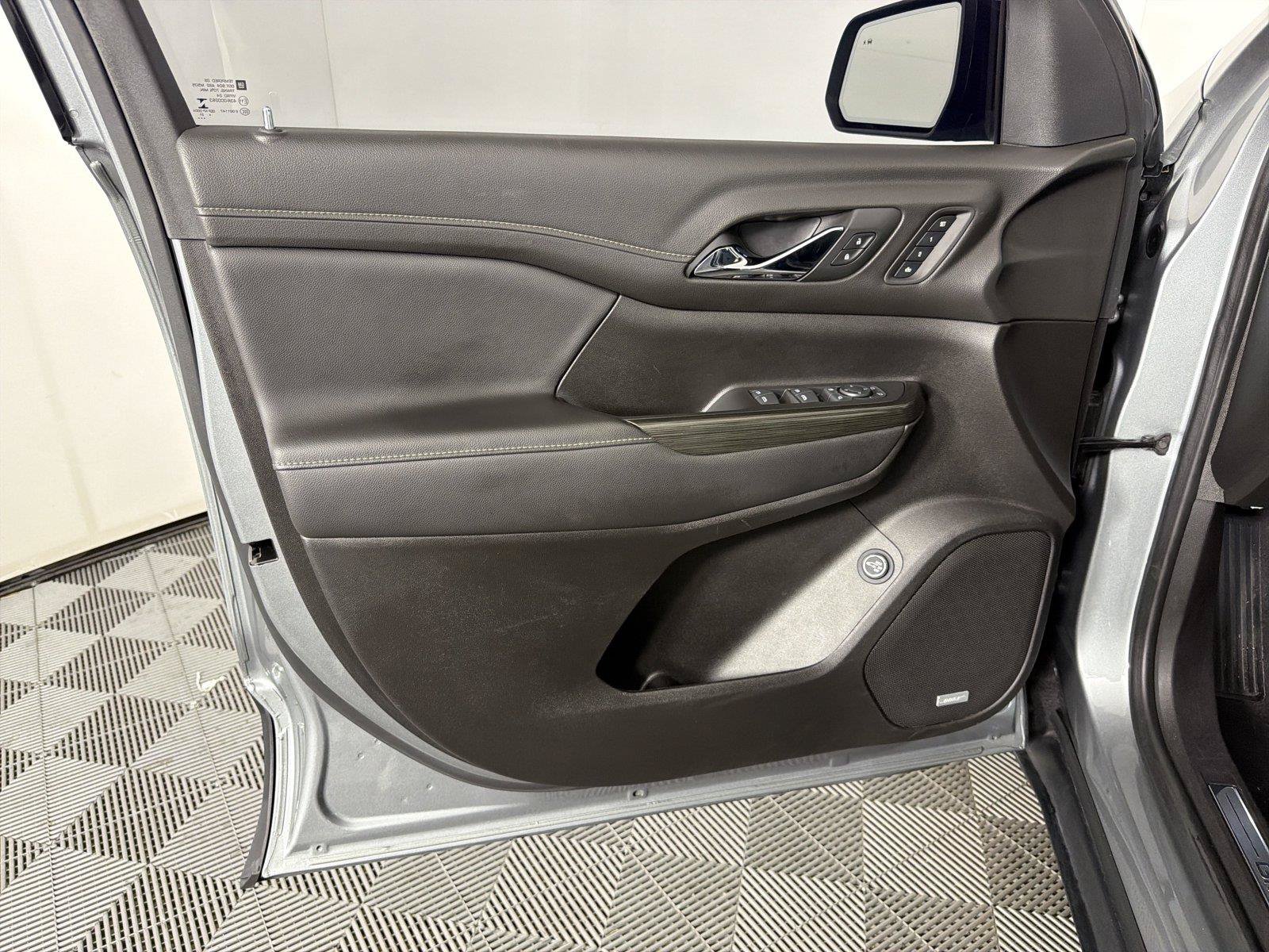 Certified 2023 GMC Acadia SLT w/ Elevation Edition FWD image 8