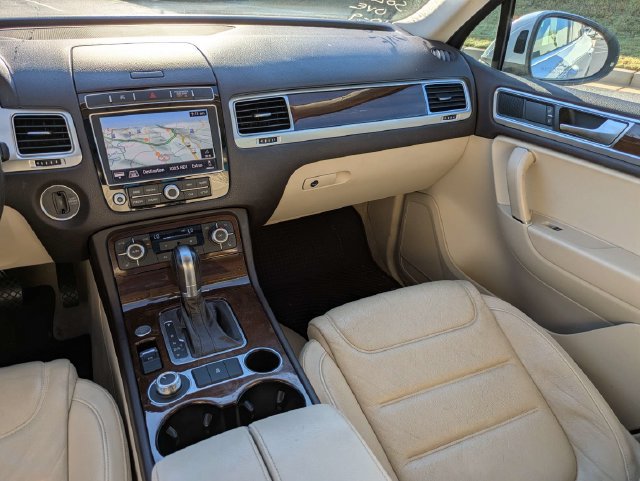 Used 2015 Volkswagen Touareg Sport AWD/4WD image 18