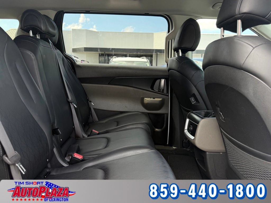Used 2025 Kia Carnival FWD image 38