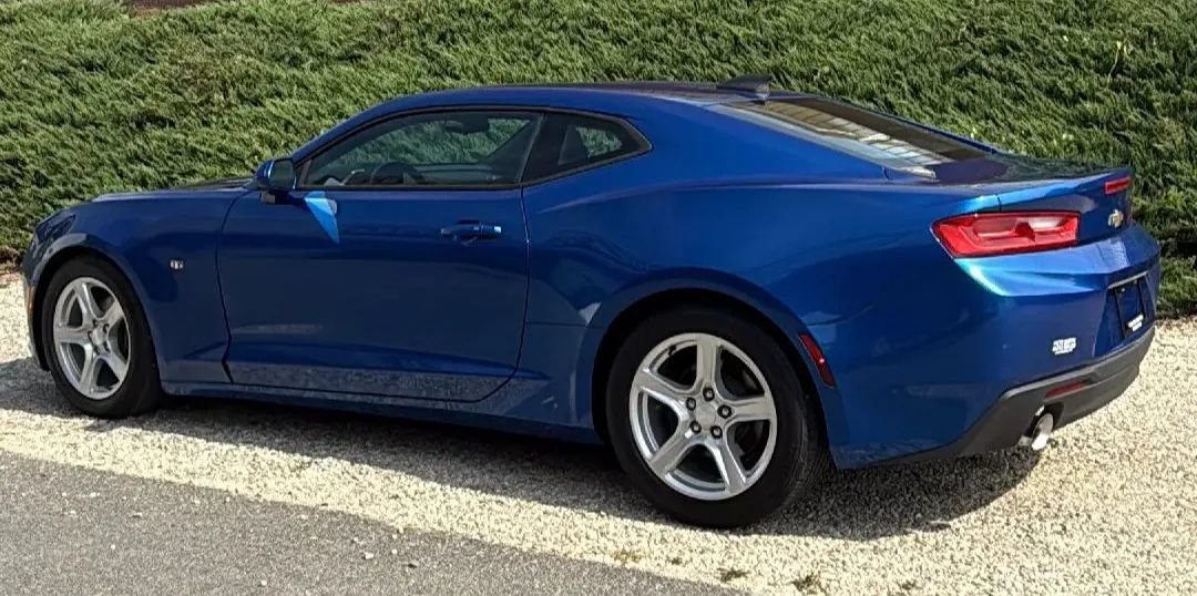 Used 2018 Chevrolet Camaro LT RWD image 6