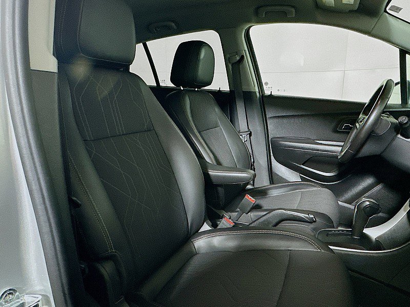 Used 2019 Chevrolet Trax LT w/ LT Convenience Package image 27