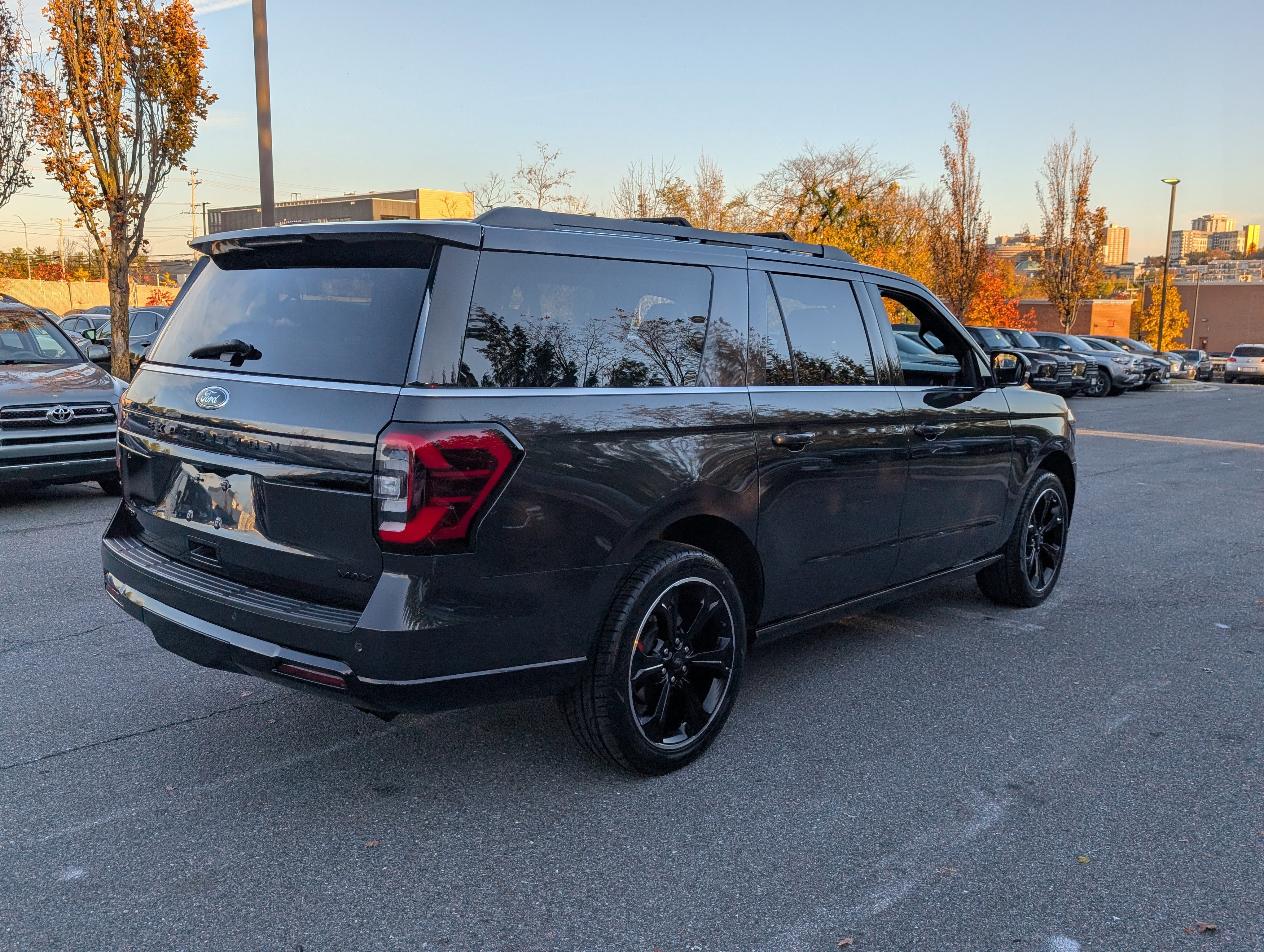 Used 2022 Ford Expedition Max Limited image 3