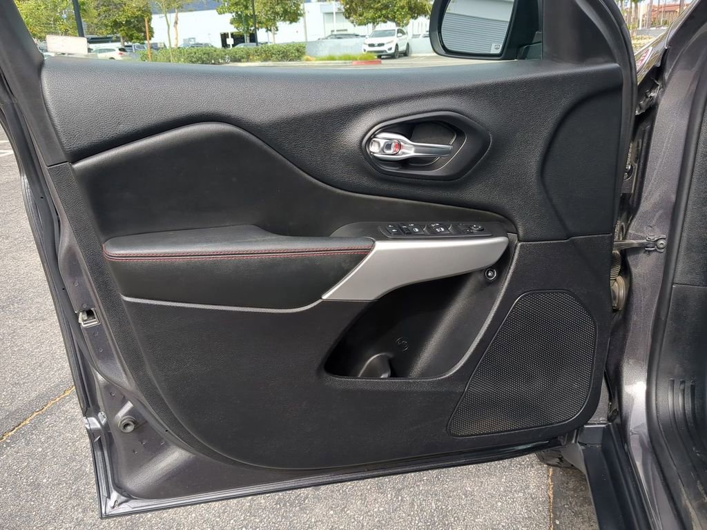 Used 2018 Jeep Cherokee Trailhawk AWD/4WD image 25