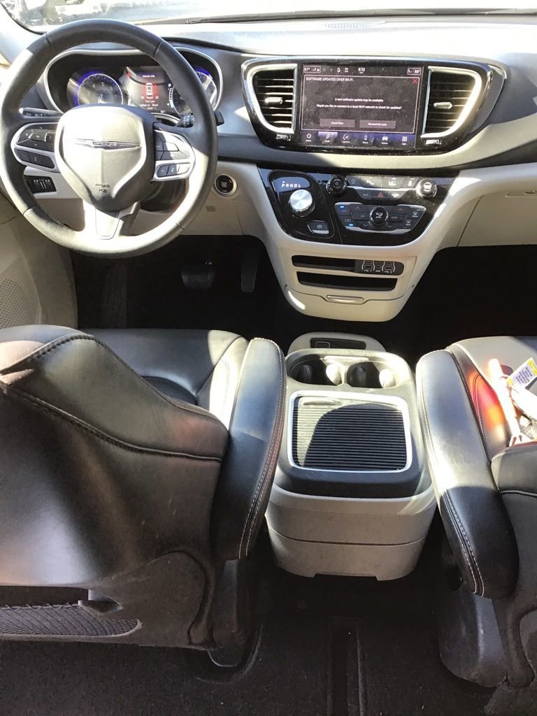 Used 2023 Chrysler Pacifica Touring-L image 7