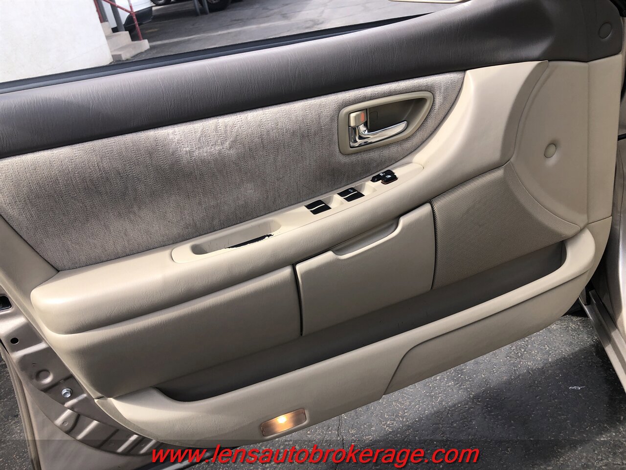 Used 2001 Toyota Avalon XLS FWD image 9
