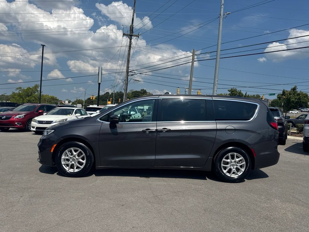 Used 2023 Chrysler Pacifica Touring-L FWD image 4