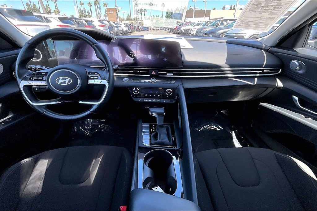 Certified 2025 Hyundai Elantra SEL image 11