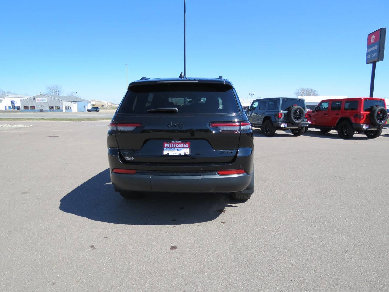 Used 2023 Jeep Grand Cherokee L Limited w/ Black Appearance Package AWD/4WD image 6