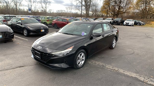 Used 2023 Hyundai Elantra SE image 1
