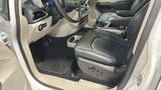 Used 2024 Chrysler Pacifica Touring-L FWD image 7