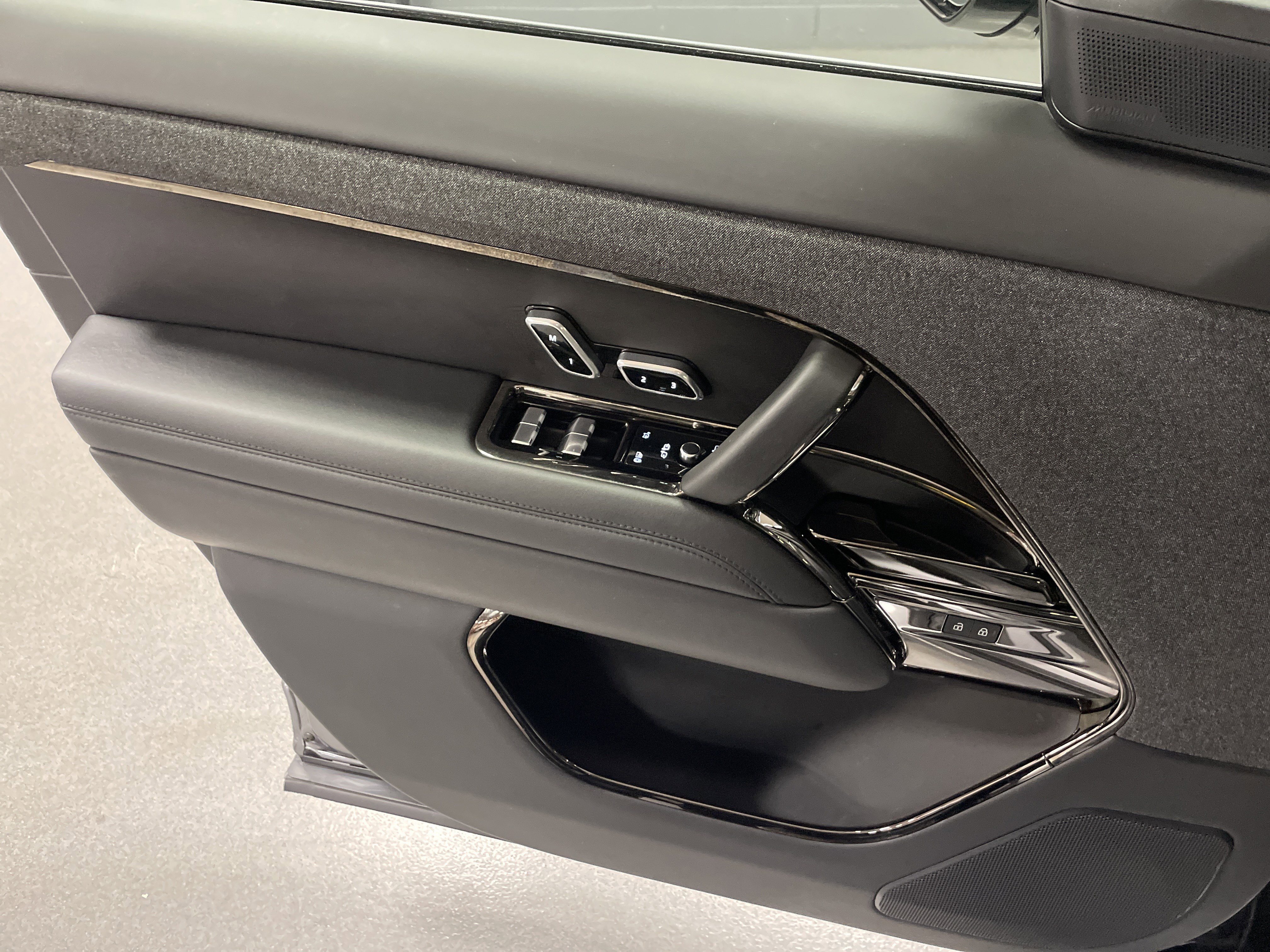 Used 2024 Land Rover Range Rover Sport Dynamic SE image 14