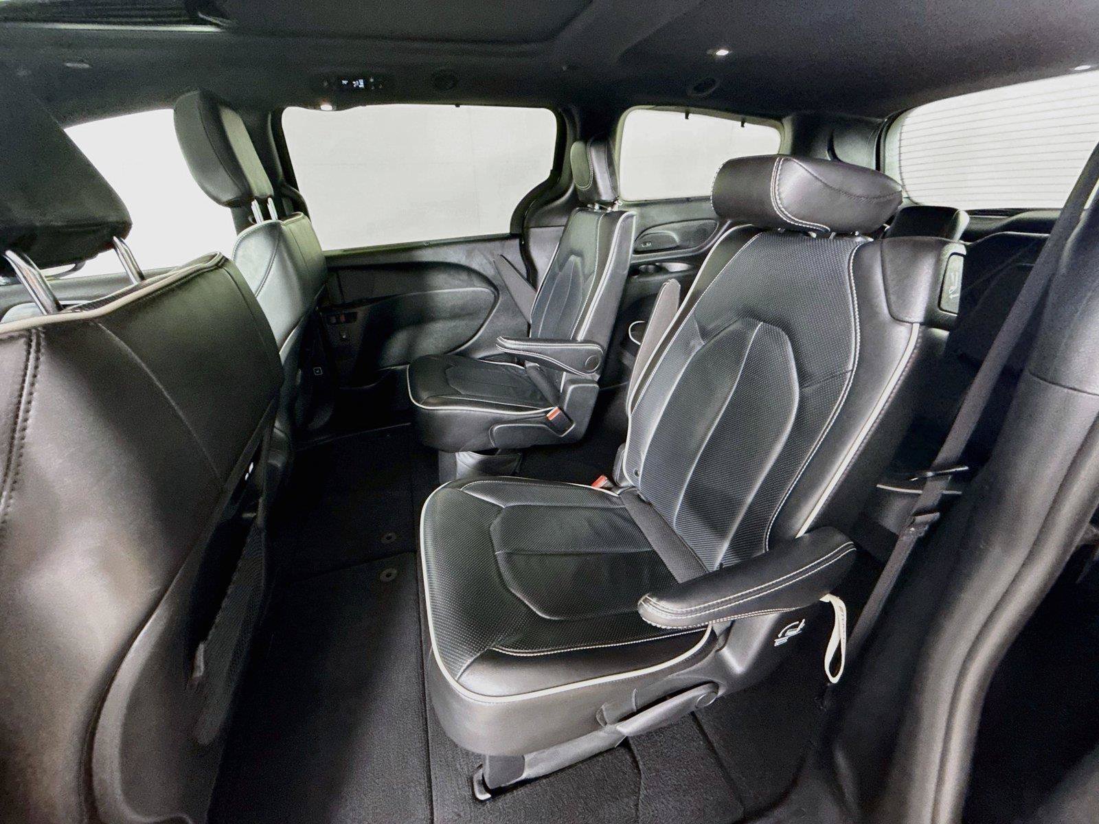 Used 2025 Chrysler Pacifica Limited FWD image 11