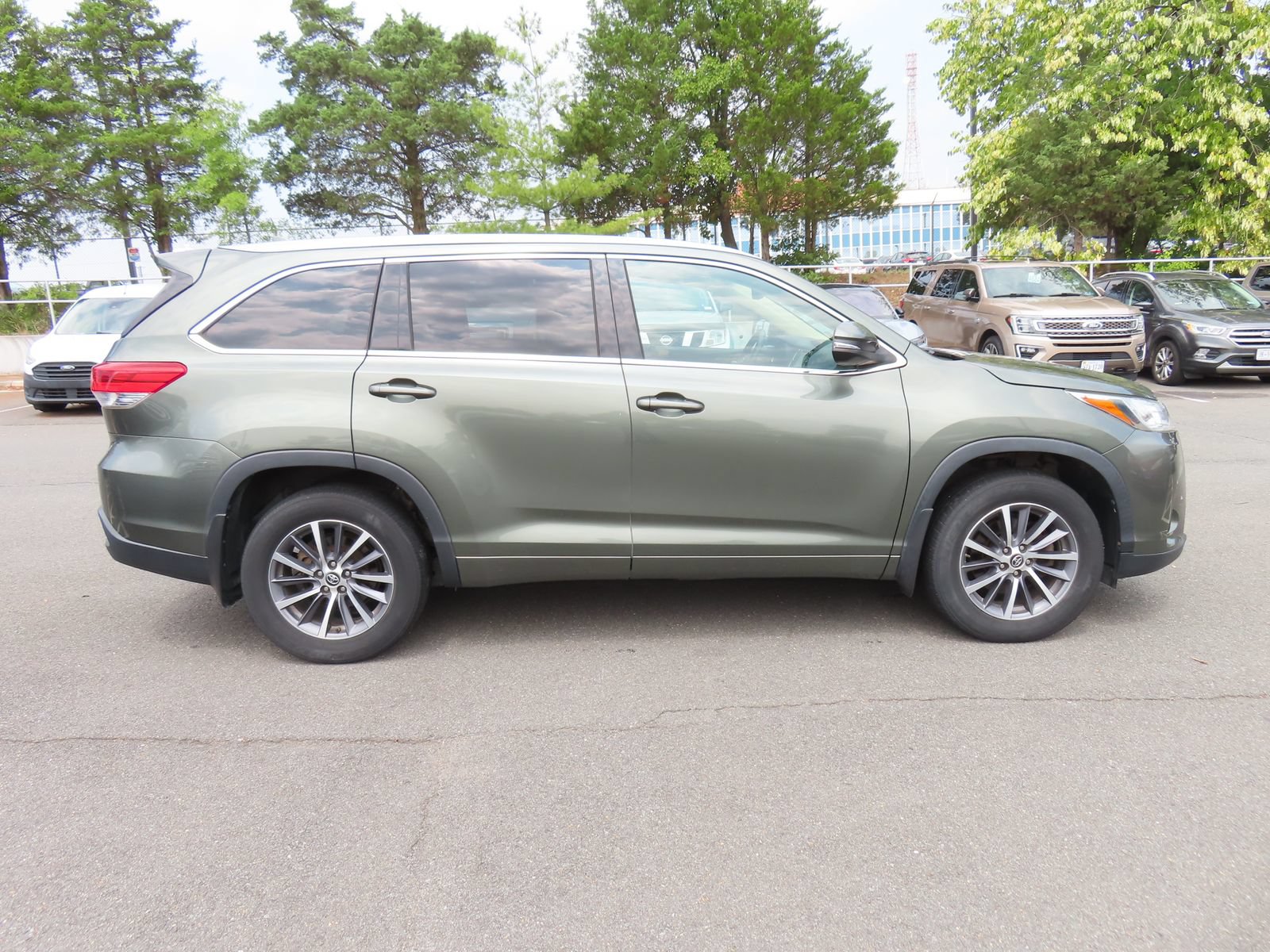 Used 2018 Toyota Highlander XLE w/ Carpet Mat Package (TMS) AWD/4WD image 4