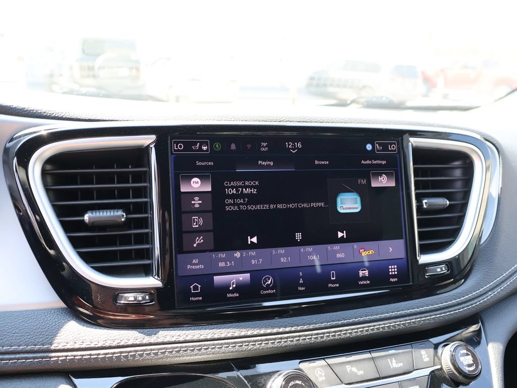 Used 2025 Chrysler Pacifica Limited FWD image 35