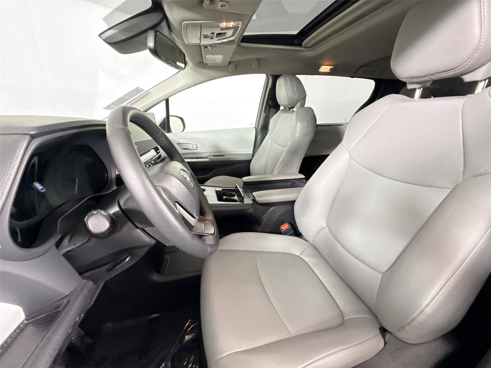Certified 2026 Toyota Sienna XLE FWD image 3