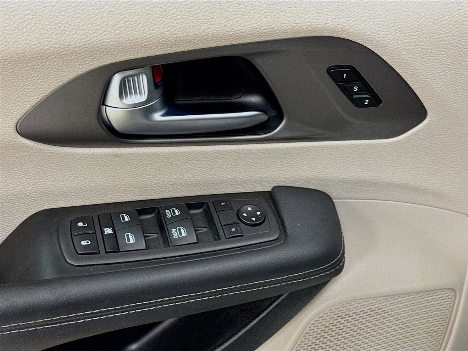 Used 2023 Chrysler Pacifica Touring-L image 17