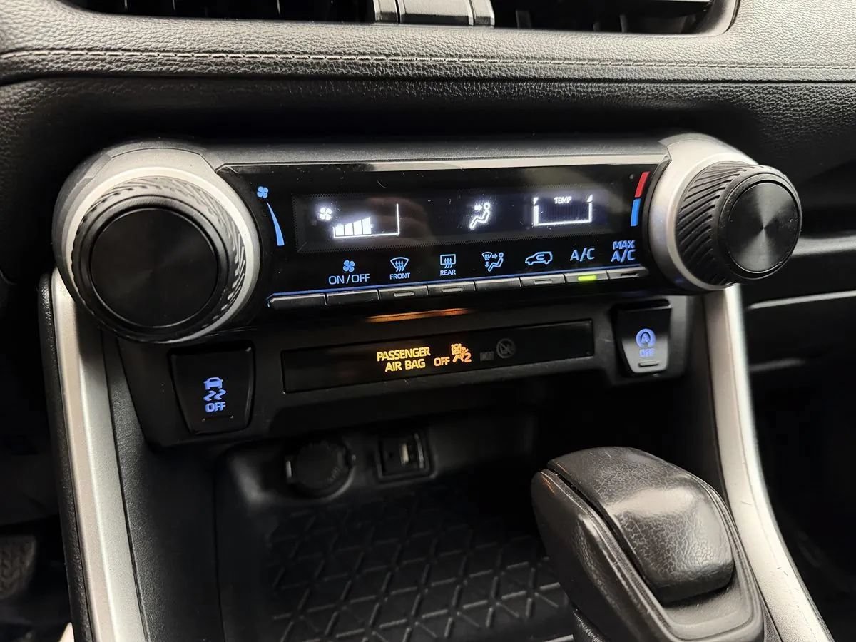 Used 2019 Toyota RAV4 LE AWD/4WD image 18