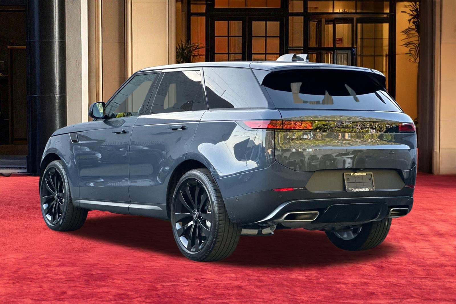 Used 2025 Land Rover Range Rover Sport SE image 4