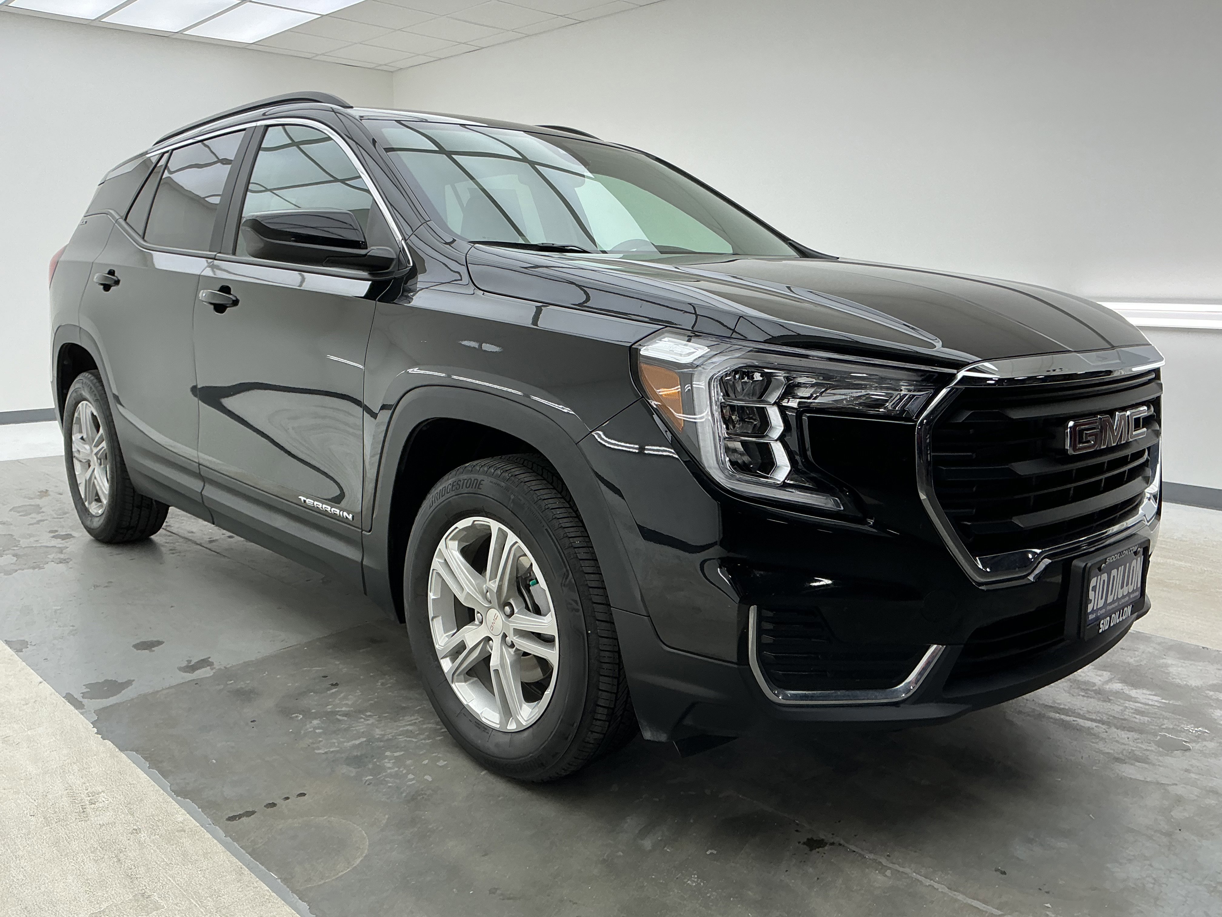Used 2022 GMC Terrain SLE w/ Driver Convenience Package image 3