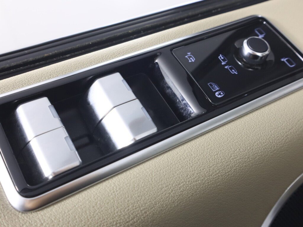 Used 2020 Land Rover Range Rover Sport HSE image 27