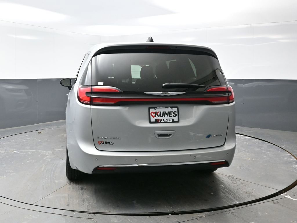 Used 2024 Chrysler Pacifica Select image 13