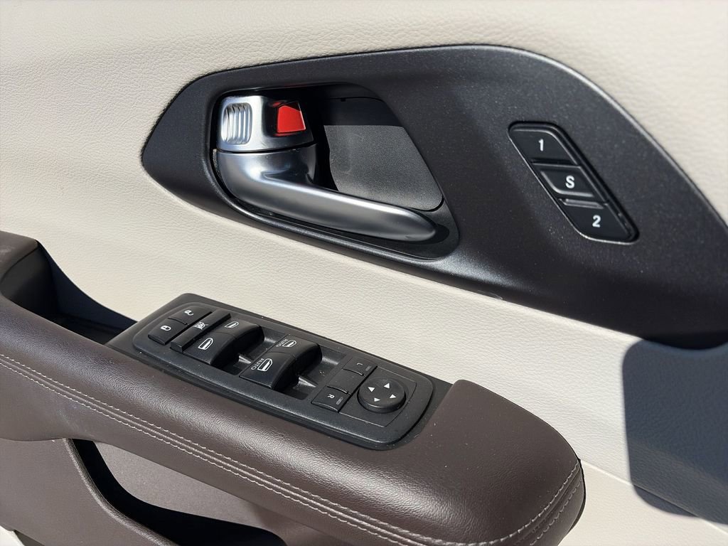 Used 2020 Chrysler Pacifica Touring-L image 28