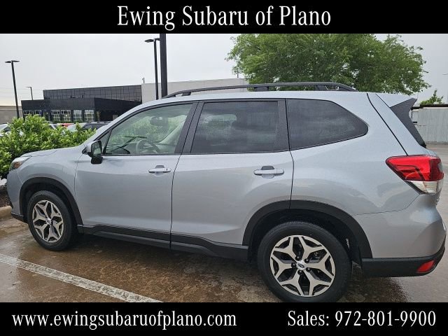 Used 2023 Subaru Forester Premium image 3