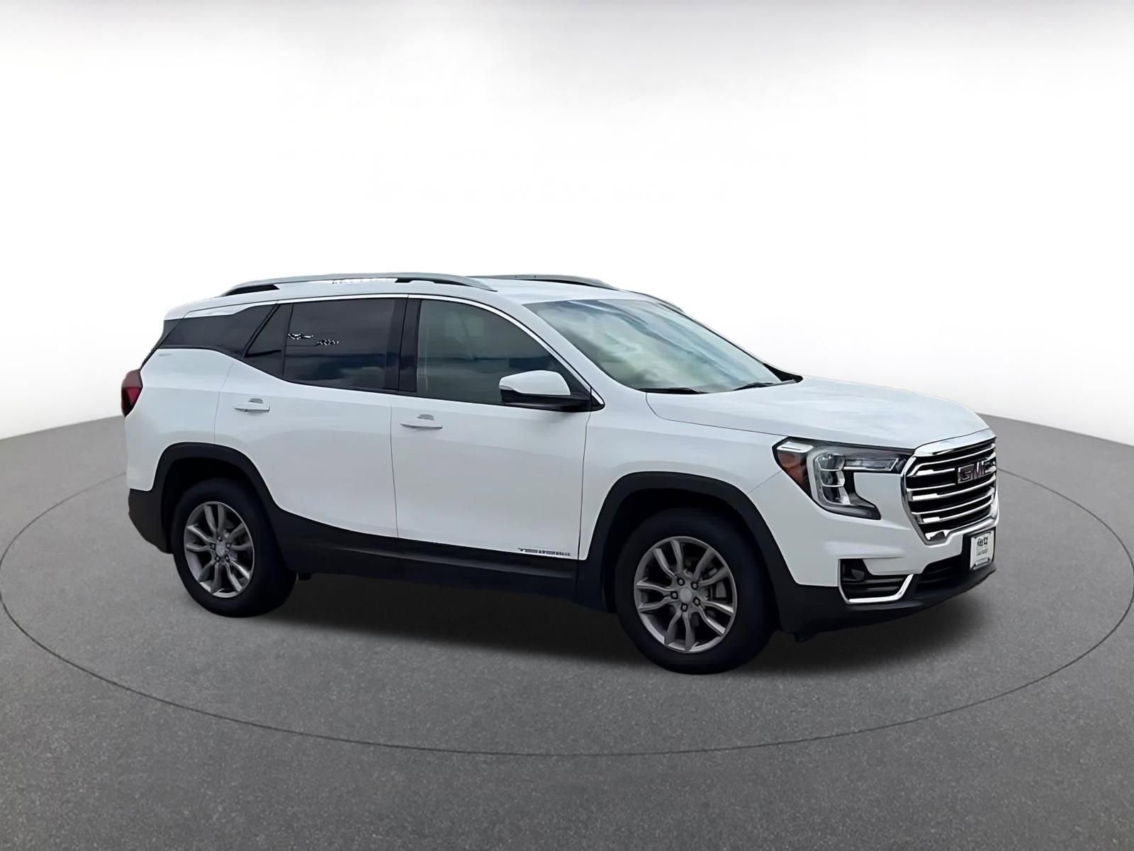 Used 2024 GMC Terrain SLT AWD/4WD image 2