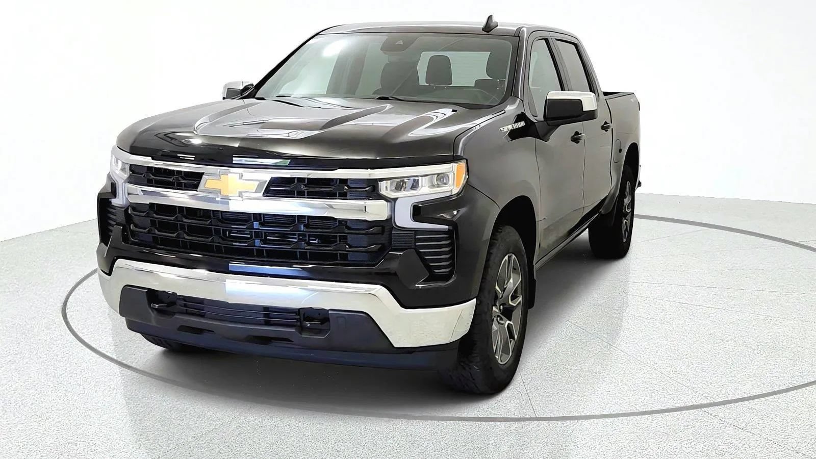 Used 2024 Chevrolet Silverado 1500 LT AWD/4WD image 3