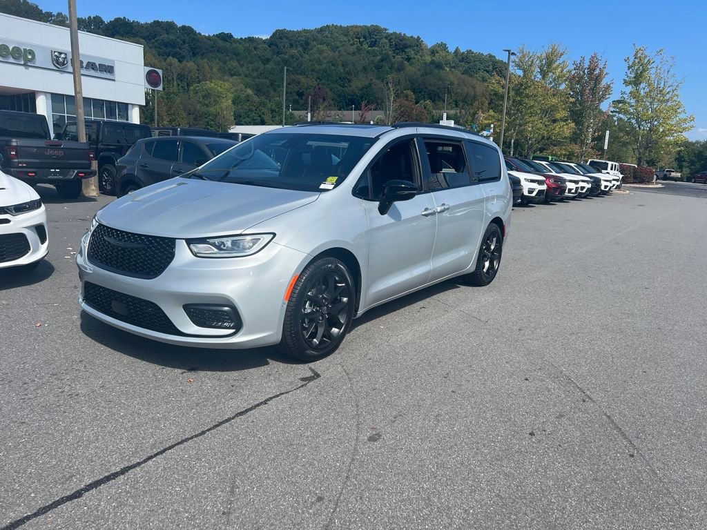 New 2026 Chrysler Pacifica Limited image 7