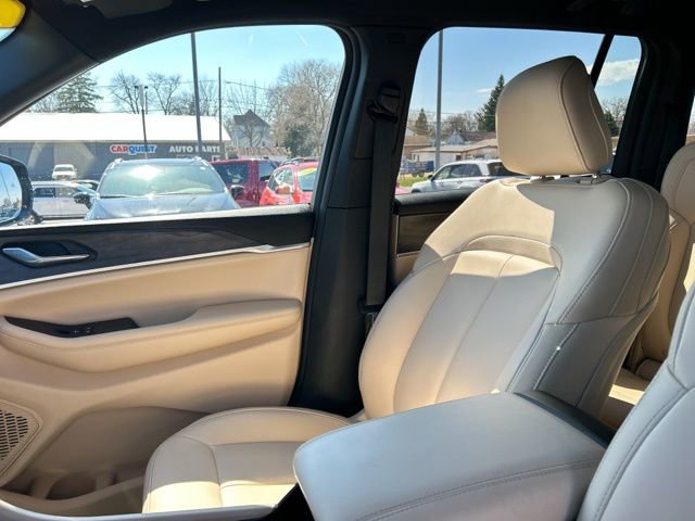 Used 2024 Jeep Grand Cherokee Limited w/ Black Appearance Package image 35